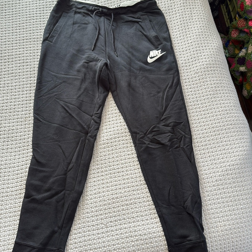 NWT women’s large black Nike jogger sweatpants